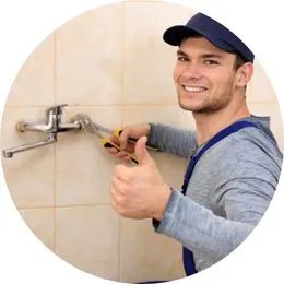 Encanador em São Bernardo do Campo SP orientando cliente sobre reparos hidráulicos.