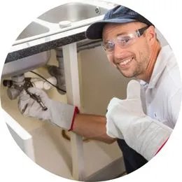 Encanador em São Bernardo do Campo SP realizando manutenção hidráulica em residência e empresa.