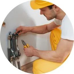 Encanador em São Bernardo do Campo SP realizando serviços hidráulicos em residência.